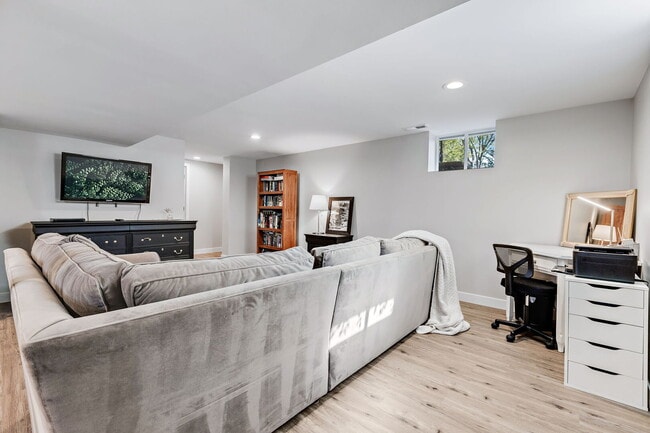 Building Photo - 639 Cumnor Ave