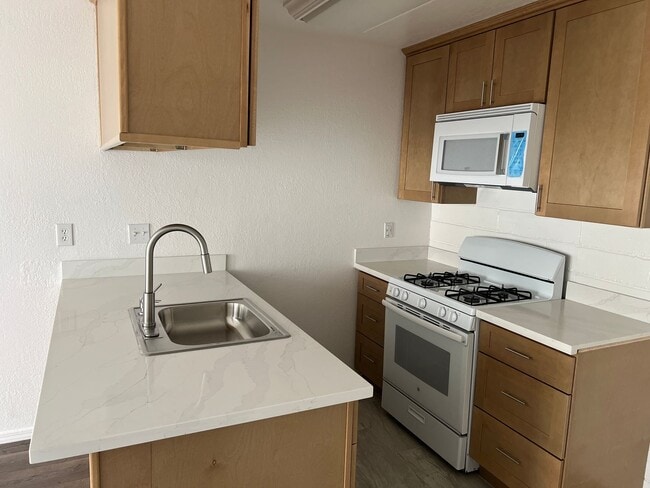 Building Photo - NEXT TO PARK DESIREABLE LOCATION RECENTLY RENOVATED!