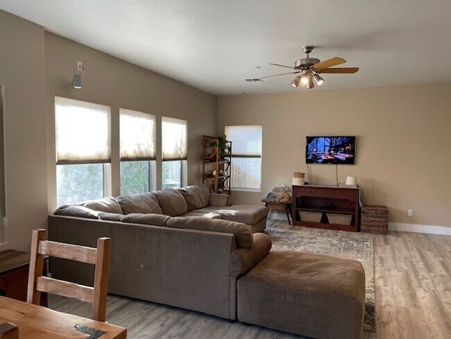 Building Photo - AVAILABLE NOW!  Beautiful 3BD/3BA North West HOME Resort-Style Living Across from Omni Tucson Nat...
