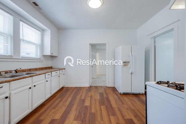 Building Photo - Charming 3-Bedroom 2 bath available now