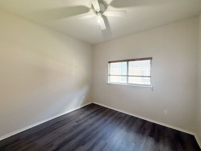 Building Photo - 1722 E Mesa Park Dr