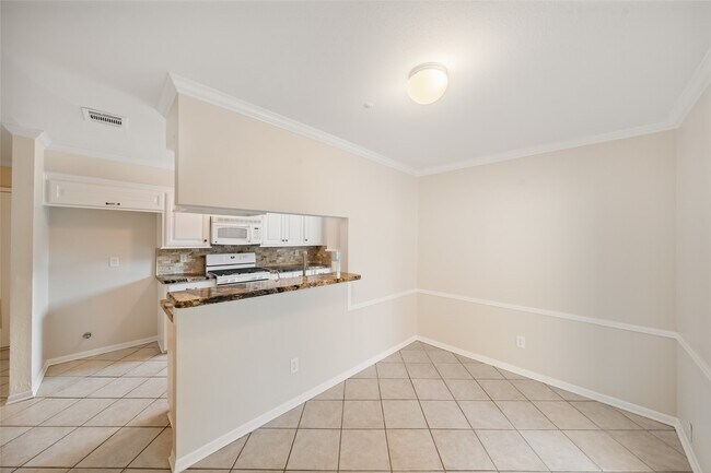 Building Photo - 2707 Foliage Green Dr