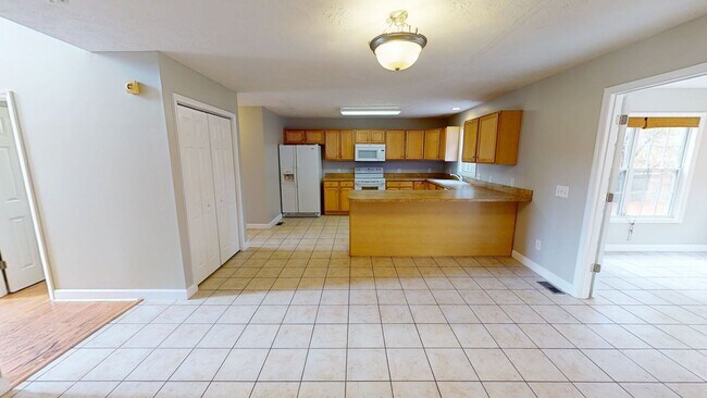 Building Photo - Open Floor Plan with Fenced Back Yard in L...