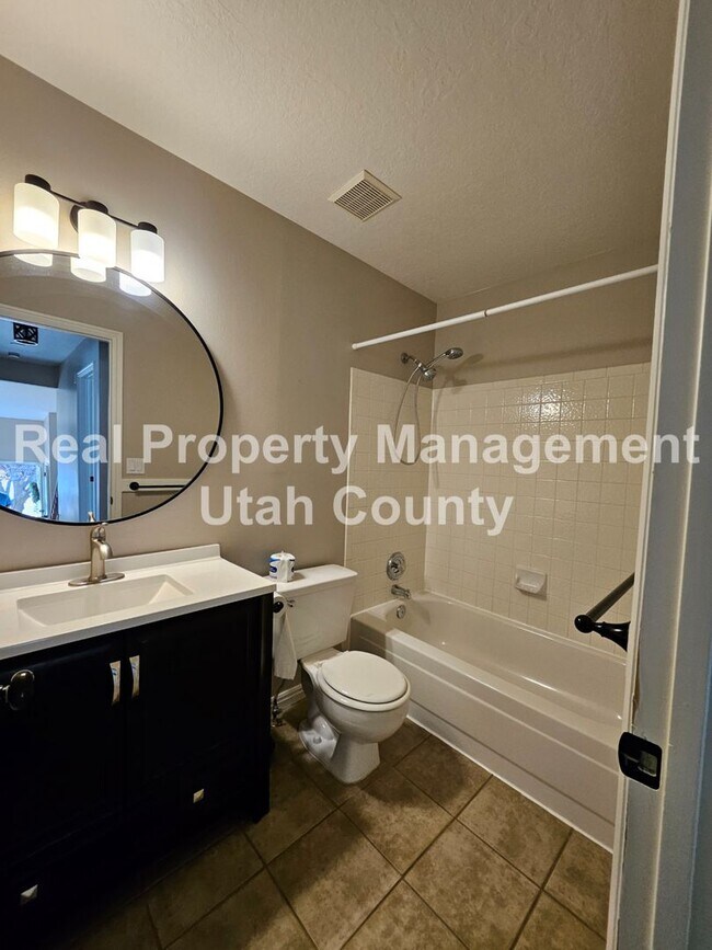 Building Photo - Large Orem Home