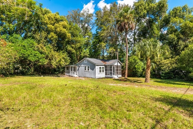 Building Photo - **Move in ready 3/2 Single Family home 32208