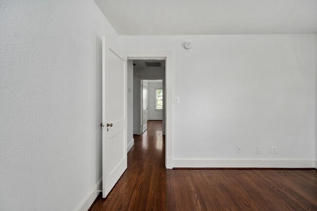 Building Photo - 819 Weedon St