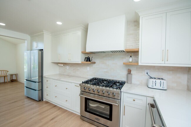 Building Photo - Remodeled South Huntington Beach Home