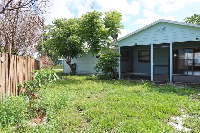 Building Photo - 601 SE Polynesian Ave