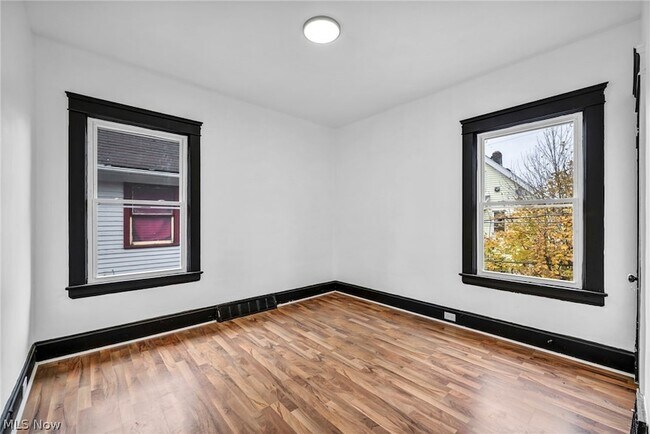 Building Photo - 12001 Oakview Ave