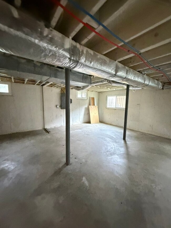 Building Photo - 3 Bedrooms, 1.5 Baths, Ranch in North Roan...