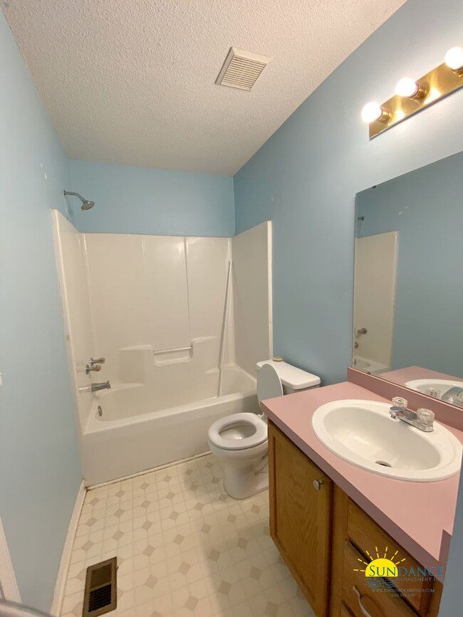 Building Photo - Great 3 Bedroom Townhouse Close to Both Ba...