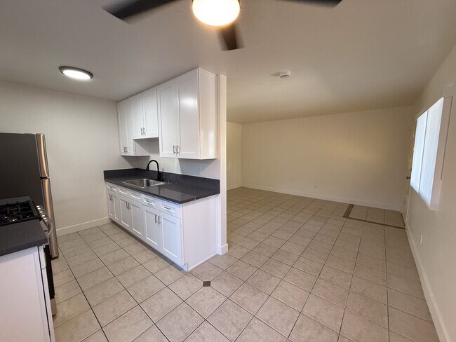Building Photo - 2 Bdrm 1 Bath In Imperial Beach With Parki...