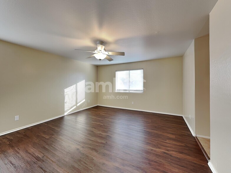 Building Photo - 1587 E Anastasia St