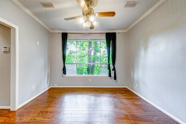 Building Photo - 201 Vanderpool Ln