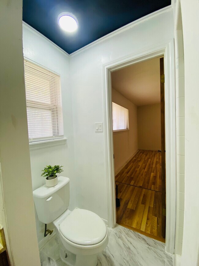 Building Photo - 815 S Roy Reynolds Dr