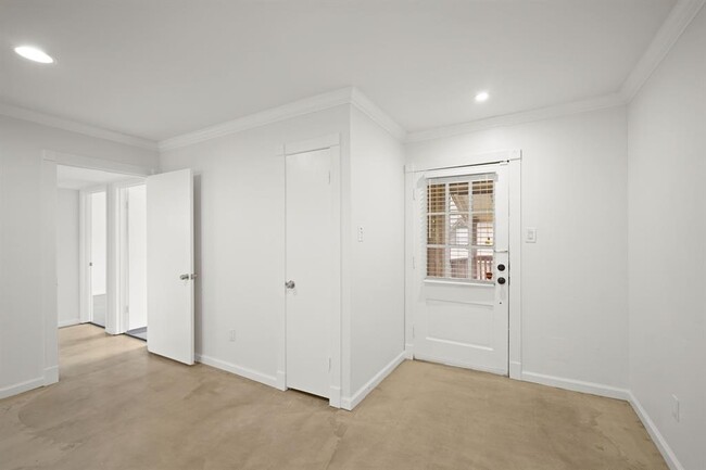 Building Photo - 8285 Kingsbrook Rd