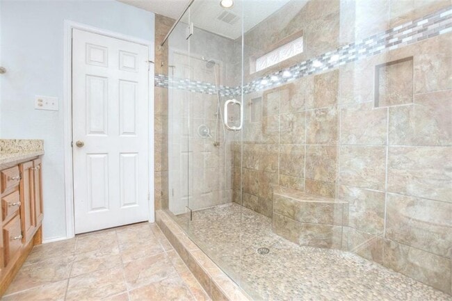 Building Photo - 17820 Park Valley Dr