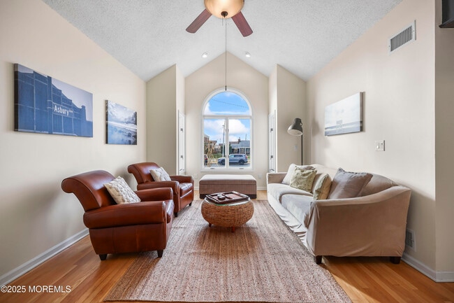 Building Photo - 202 2nd Ave