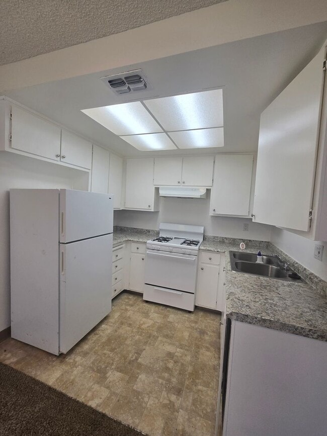 Building Photo - Auburn Green's 2 Bed 1 1/2 Bath