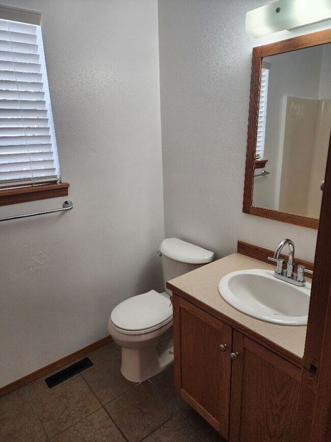 Building Photo - Newly remodeled 3 bedroom home!