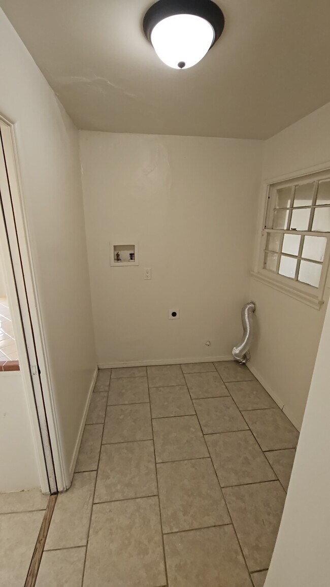 Building Photo - 44928 Kingtree Ave