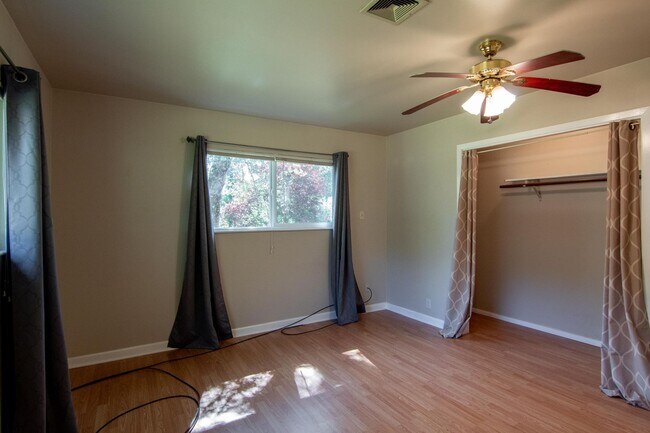 Building Photo - 2 Bedroom North Redding Home with Bonus Room. Completely Fenced!
