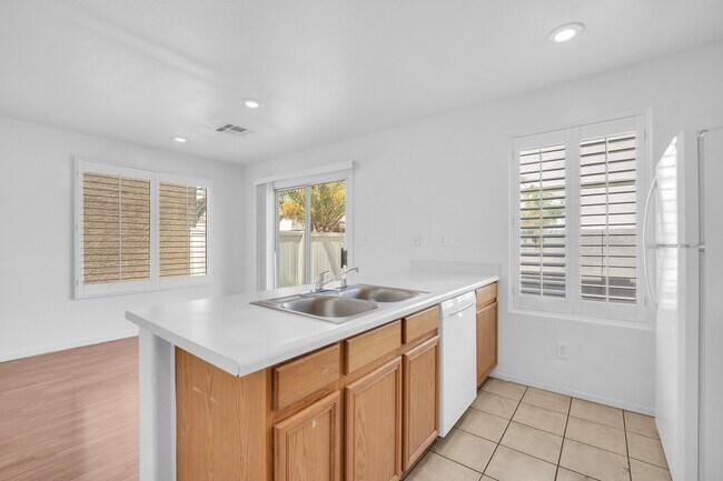 Building Photo - 2446 El Valle St