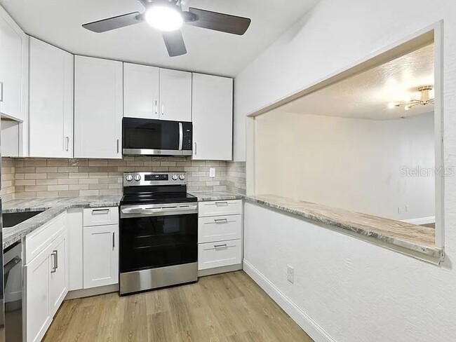 Building Photo - 7665 Sun Island Dr S