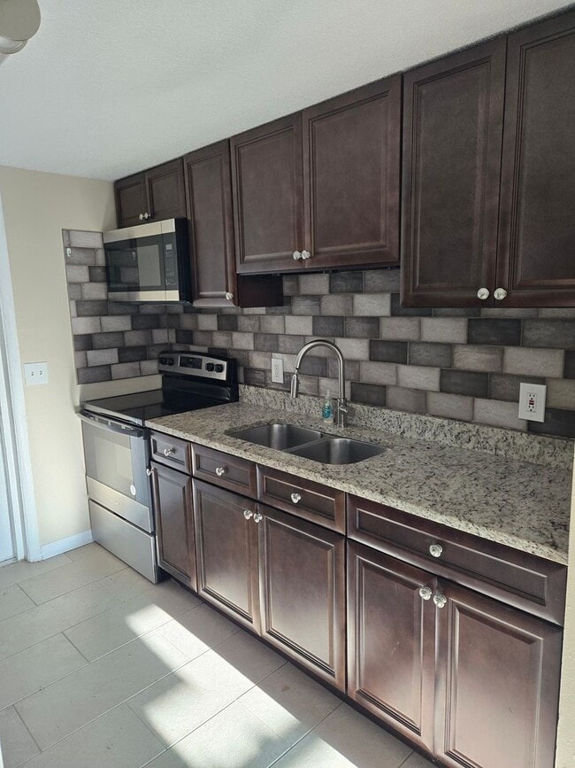 Building Photo - 2 BEDROOM 1 BATH NEAR USF