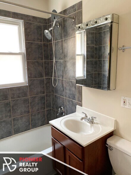 Building Photo - 628 W Roscoe St