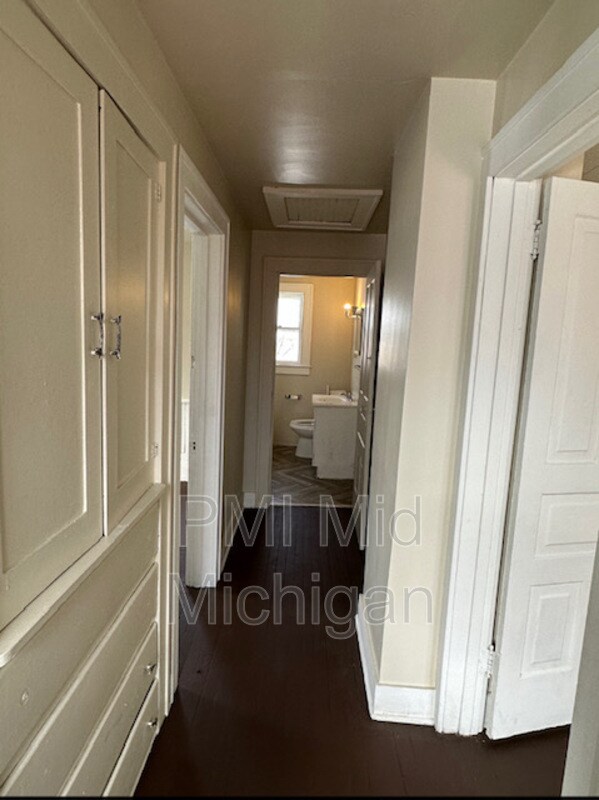 Building Photo - 820 E 3rd St