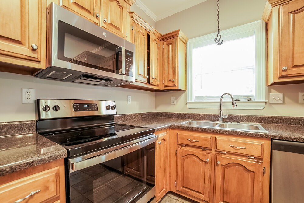 Building Photo - 2875 Liverpool Ln
