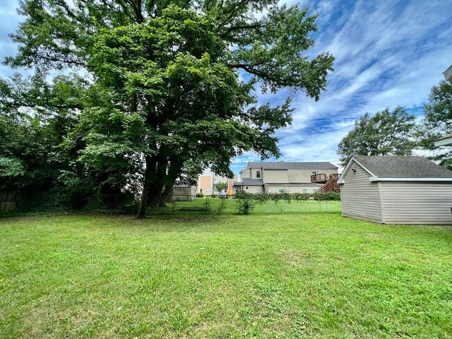 Building Photo - Updated & Ready 09-19-25! Pet Friendly - F...