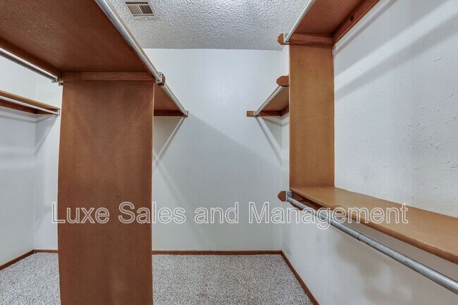 Building Photo - 1705 N Gleason Ave