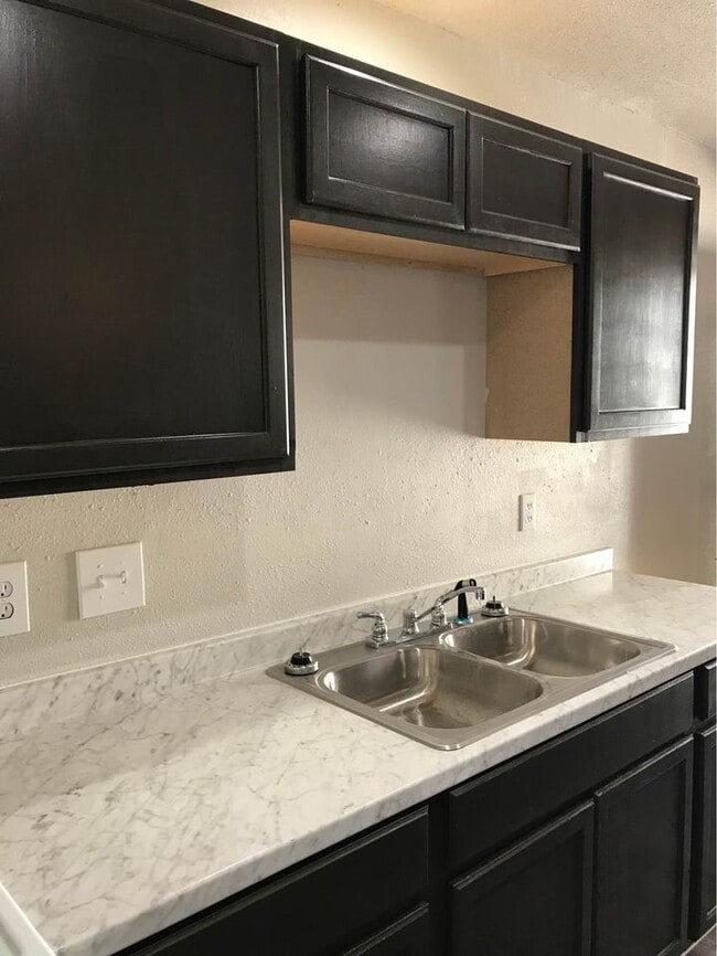 Building Photo - 1020 N Main St