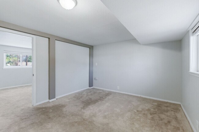 Building Photo - 1415 Holmes Dr