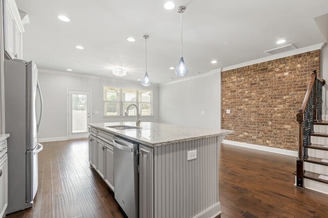 Building Photo - 1444 Channing Dr