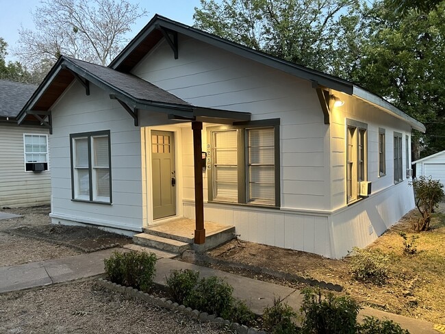 Building Photo - 3216 Homan Ave