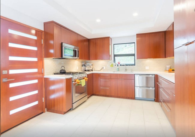 Spacious gourmet kitchen - 3277 Palmer Dr