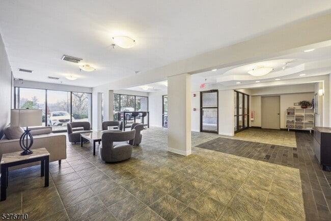 Building Photo - 41 Mt Kemble Ave