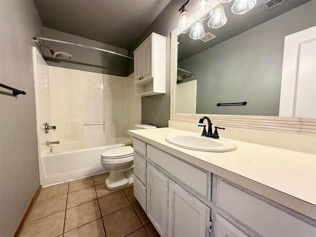 Building Photo - 2808 E Lake Dr