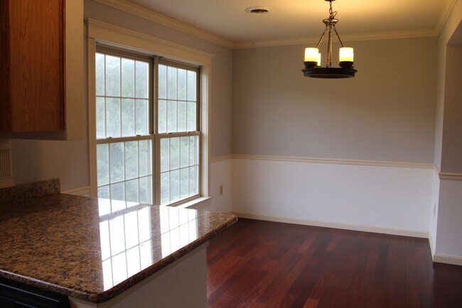 Building Photo - Town Home