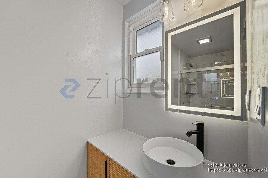 Building Photo - 863 Kolln St