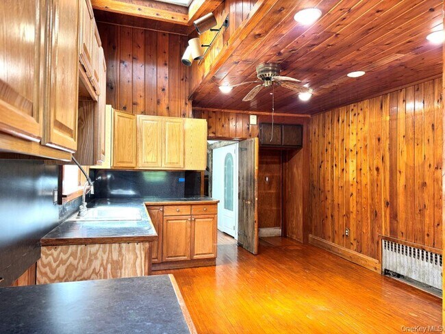 Building Photo - 560 Taxter Rd