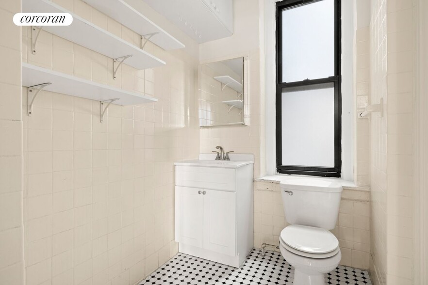Building Photo - 140 W 79th St