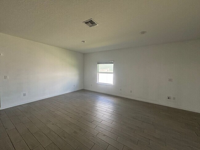 Building Photo - Great Location W/ A View!!!!