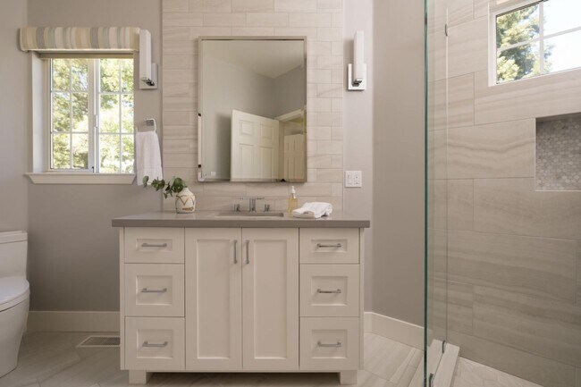 Building Photo - 10 Meadow Ln