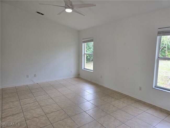 Building Photo - 481 10th Ave NW