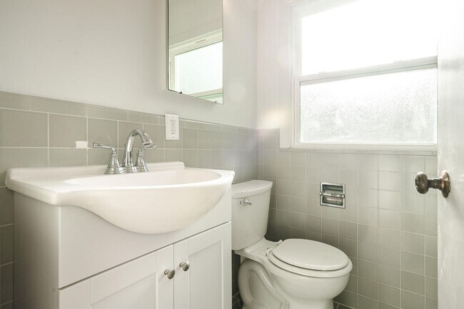 Building Photo - Beautiful 3 Bedroom / 2 Bath Single Family House in Burlingame!