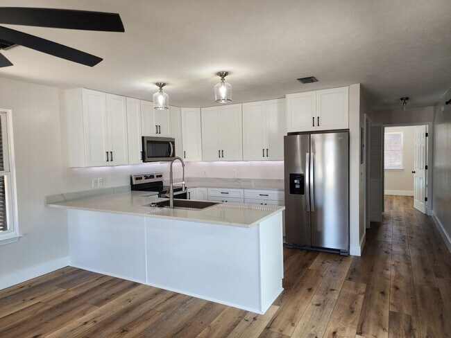 Building Photo - Beach Cottage